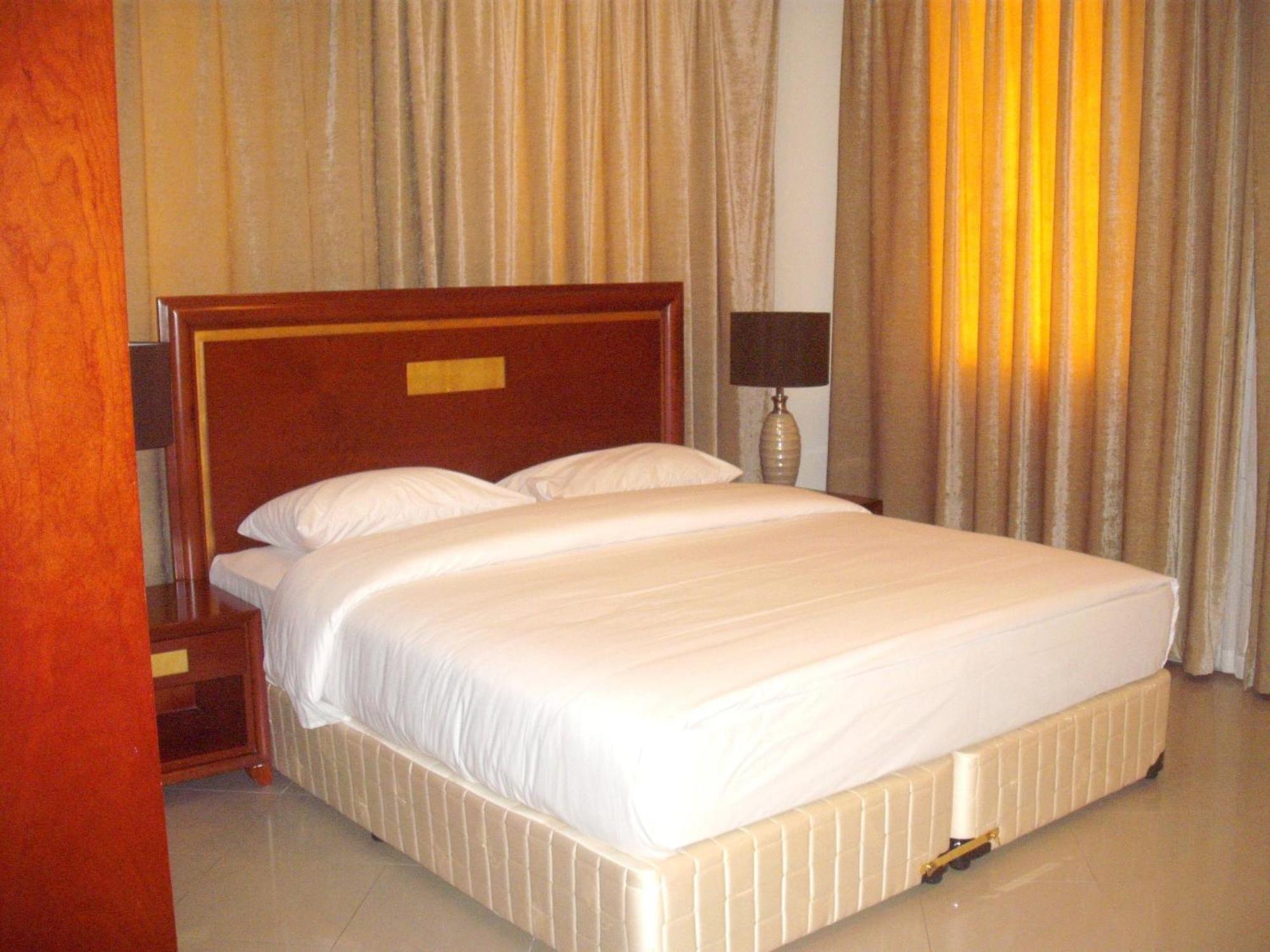 Abu Dhabi Plaza Hotel Apartments Экстерьер фото