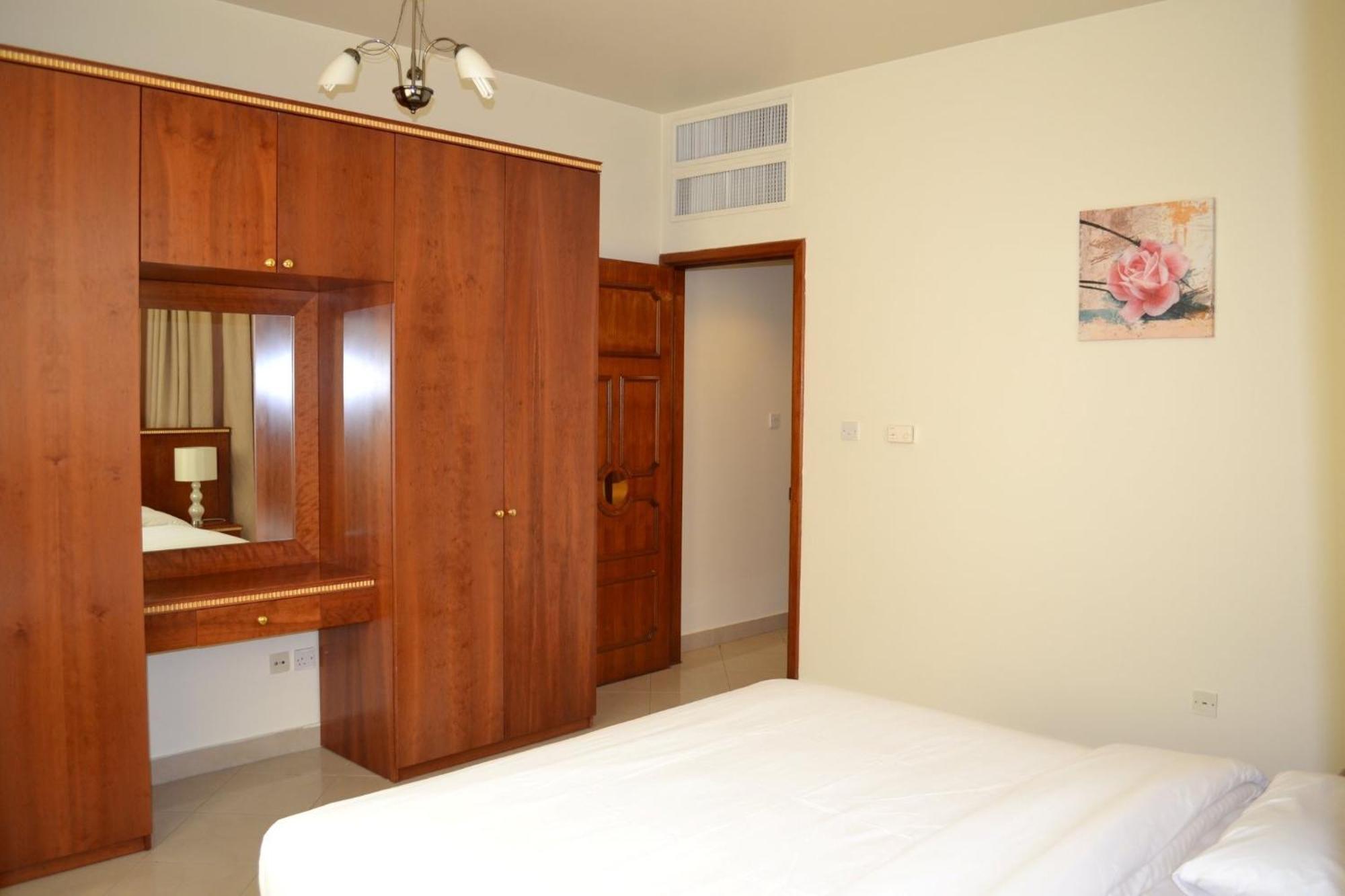 Abu Dhabi Plaza Hotel Apartments Экстерьер фото