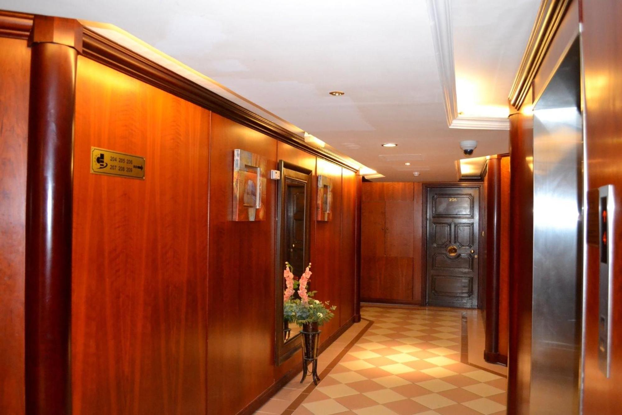 Abu Dhabi Plaza Hotel Apartments Экстерьер фото
