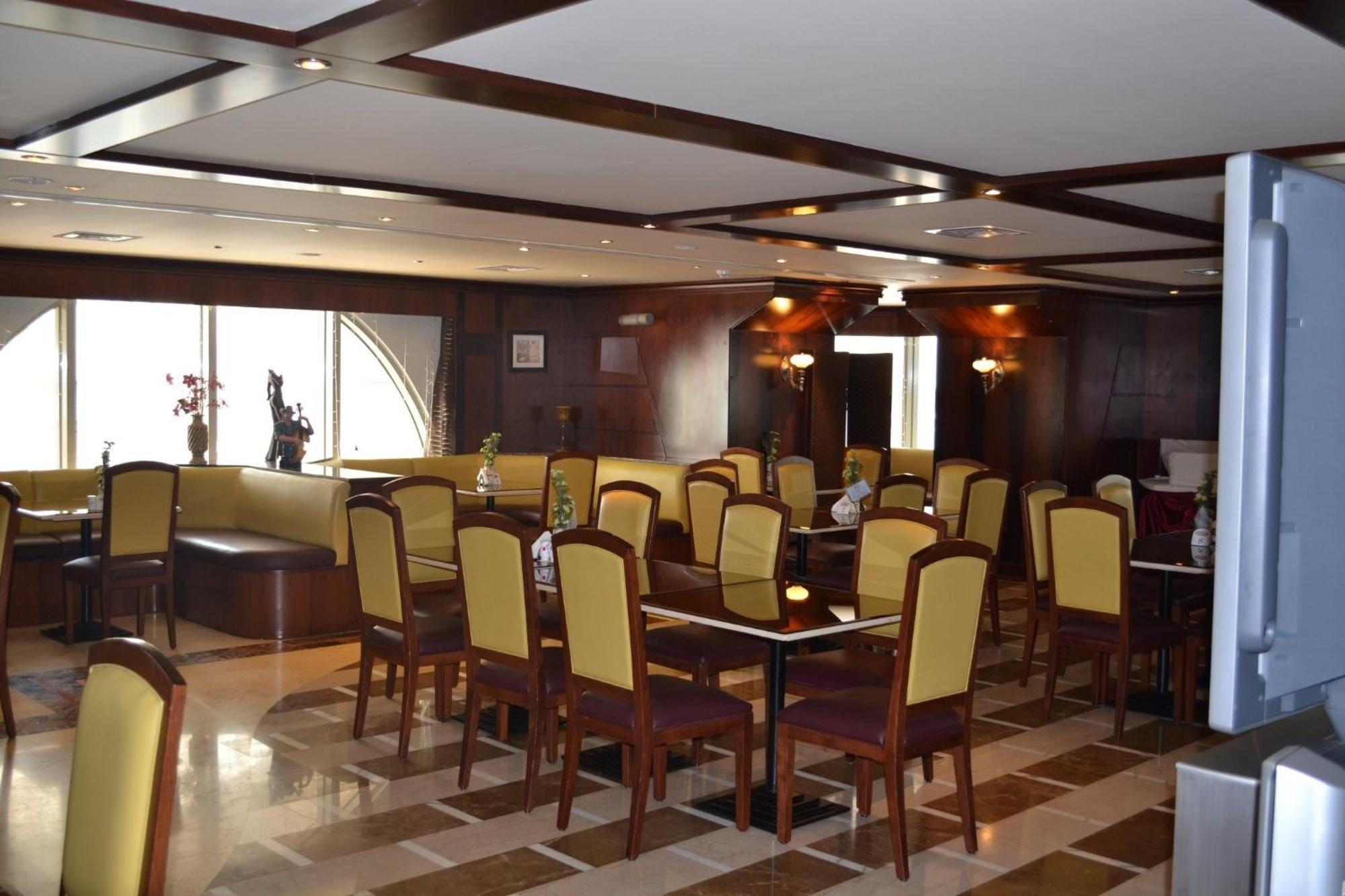 Abu Dhabi Plaza Hotel Apartments Экстерьер фото